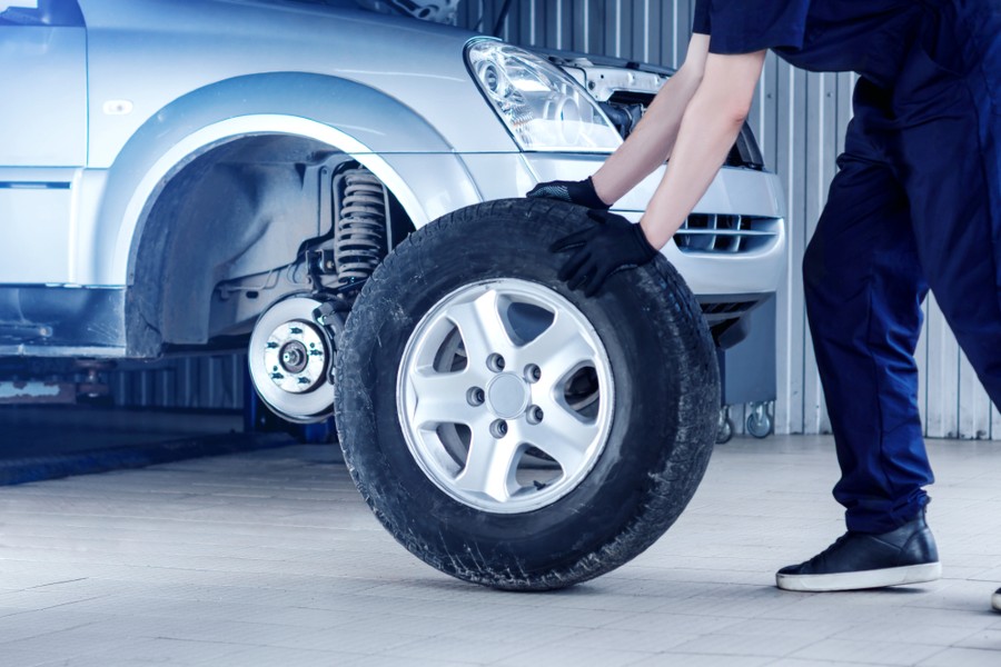 Can you drive with flat or punctured tyres?